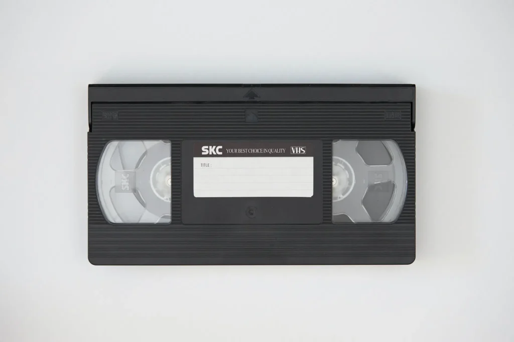 fita-vhs-1024x683 VHS e Vídeo Locadoras: A Nostalgia de Alugar Filmes e Assistir em Casa com a Família