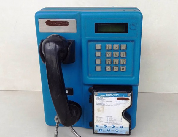 orelhao-cartao-1 Orelhões de Ficha e Cartão: A Evolução de um Ícone da Comunicação no Brasil 📞